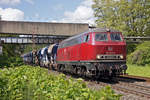 Diesellok 215 025-8 mit dem Schotterzug am 14.05.2019 in Bottrop.