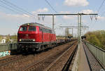 215 018 mit Schotterzug auf der Kölner Südbrücke am 10.04.2020