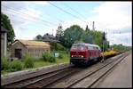 Am 12.05.2020 rangierte EfW 215028-2 einen Zug mit Flachwagen im Bahnhof Hasbergen zusammen, um diesen später nach Bremen zu bringen. Im Hintergrund ist noch die zu diesem Zeitpunkt im Bahnhof abgestellte EfW 215018-3 zu erkenn. Das links gerade in der Renovierung befindliche Gebäude gehört zum alten Hüttenbahnhof der Georgs Marien Hütten Eisenbahn. Es soll mal als kleiner Lokschuppen gedient haben!