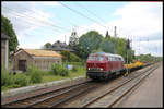 215028-2 der EfW zieht hier einen Flachwagen Zug aus den Abstellgleisen im Bahnhof Hasbergen, um diesen wenig später auf Gleis 4 zur Weiterfahrt nach Bremen bereit zu stellen.