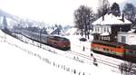 Heute liegt hier nur noch ein Gleis. Im Februar 1985 waren in Silbach noch Zugkreuzungen möglich, wie hier mit der Krefelder 215 030 vor einem Wintersportsonderzug und 218 148 mit einem regulären Eilzug.