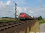 Mit 215 902 an der Spitze passiert dieser Syltshuttle das Asig von Klanxbll, als er auf dem Weg von Westerland(Sylt) nach Niebll war.