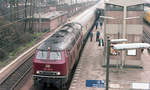 D-417 (Amsterdam CS - München Hbf) abfahrtbereit am Gleis 9 in Arnhem am 15.03.1983. DB 215.031-6 führt ab Arnhem den Zug, weiterfahrt über Nijmegen, Kleve und Krefeld.
Negativscan (Kodacolor400).