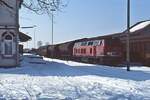 Am 14.02.1983 ist 215 061-3 mit ihrem aus drei Wagen bestehenden Güterzug in Bad Wurzach angekommen