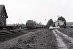 DB 215 022-5 passiert den ehemaligen Bahnhof Donsbrüggen mit E-2424 (Frankfurt (M) Hbf - Nijmegen) am 10.06.1977.
