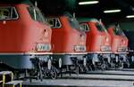 So viele Dieselloks in einem Bw der DB! Nürnberg hatte so etwas für echte Eisenbahnfans. V.l.n.r. : 218 203-8, 218 209-5, 217 019-9 und 215 002-7.
Das Foto entstand am 27.05.1985. 