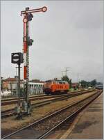 Das Ausfahrsignal L4 in Friedrichshafen; eher im Hintergrund platziert eine DB 215 und kaum zu sehen, ein ausfahrender IR in Richtung Südbahn ganz rechts im Bild. 

Analogbild vom 30. Mai 1995