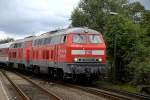 215 902 + 905 kommen mit einem Autozug von der Insel Sylt. Niebll  14.08.2006