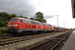 215 905 + 902 setze sich vor einem Autozug zur Insel Sylt. Niebll  14.08.2006