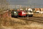 Schne Bundesbahnwelt, allerdings mit  DB-Keks : 141 016-6 in chromoxidgrn, 110 195-3 in orientrot und 215 062-8 in ozeanblau-beige im ehemaligen Bw Crailsheim, Herbst 1997. Schade, dass das uniforme Verkehrsrot anstelle der farbenfrohen Vielfalt getreten ist...