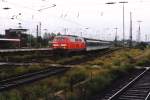 215 020-9 mit RE 10619 Xanten-Duisburg auf Duisburg Hauptbahnhof am 14-8-1999.