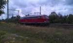 215 086 steht am 13.07.2012 mit einem Flachwagenzug im Bahnhof Pleinfeld. 