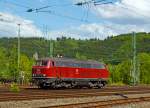 
Bedingt durch Defekts und Hauptuntersuchungen an den eigenen MaK On Rail DH 1004 Loks der WEBA hat die Westerwaldbahn zurzeit die schöne altrote 215 086-0 (ex 225 086-8) von der RE - Rheinische Eisenbahn angemietet. 

Hier fährt die V 163 am 16.05.2014 nach getaner Arbeit von Betzdorf/Sieg zurück zum Betriebshof der Westerwaldbahn GmbH auf der Bindweide, sie hatte einen Übergabezug nach Betzdorf/Sieg gebracht, 

Die V 163 wurde 1971 bei MaK unter der Fabriknummer 2000091 und an die DB ausgeliefert, 2001 ging sie an die DB Cargo AG und wurde in 225 086-8 umgezeichnet. Mit der Ausmusterung bei der nunmehrigen DB Schenker Rail Deutschland AG im Jahr 2011 erfolgte auch der Verkauf an die RE - Rheinische Eisenbahn, hier wurde sie wieder in den Auslieferzustand zurückversetzt und trägt nun wieder die Bezeichnung 215 086-0 (NVR-Nummer 92 80 1215 086-0 D-EVG).
Sie ist für Steilstrecken zugelassen.
