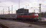 Altrote 215012 fährt am 3.3.1989 um 9.51 Uhr mit dem E aus Crailsheim in den Stuttgarter Hauptbahnhof ein.