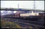 DB 215126 holt am 25.10.1989 um 10.38 Uhr einen Kohlezug von der Zeche Alsdorf im Aachener Revier ab.