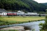 An der Kyll entlang fährt im Frühsommer 1982 eine unbekannte 215 durch Birresborn Richtung Gerolstein