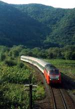 215 122-3 fährt an einem sonnigen Herbsttag 1998 in Mayschoß im Ahrtal ein