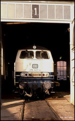 Das einstige BW Aachen West am 25.10.1989: 215027  schaut  aus dem Rundschuppen