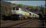 215111 verlässt hier in Richtung Aachen fahrend am 25.10.1989 um 12.38 Uhr mit ihrem Güterzug den Eilendorfer Tunnel.