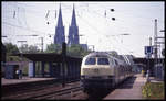 215038 steht hier am 21.5.1992 um 14.36 Uhr mit einem Personenzug im Bahnhof Köln Deutz.