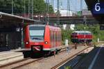 Am 31.07.2018 steht 426 041 als RB nach Trier im Hauptbahnhof Homburg (Saar). Im Hintergrund dieselt 215 001 vorbei.