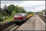 EfW 215028-2 fährt hier am 12.5.2020 um 11.36 Uhr mit einem Flachwagen Zug in Hasbergen nach Bremen ab.