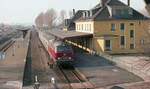 DB 215 031-6 wartet auf Abfahrt in Kranenburg am 21.02.1982.