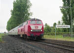 Blick vom Mittelbahnsteig auf DB 215 018-3 mit E-3783 (Nijmegen - Kleve) bei der Ankunft in Kranenburg, 26.05.1991, 11.25u.