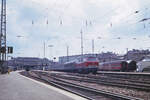 Aller Anfang ist schwer - Fotos der Jahre 1972 und 1973 gehören zu meinen ersten Eisenbahnfotos. Kamera war damals eine  Zeiss-Ikon_Voigtläner Vitessa AE  mithin eine Kleinbild-Sucher-Kamera mit automatischer Belichtung - sehr modern für die damalige Zeit.
Das Bild zeigt den Holzkirchner Flügelbahnhof des Münchener Hauptbahnhofs, von dort fuhren damals die Züge nach Mühldorf und nach Bayerischzell, Lengries und Tegernsee ab.
Abfahrtbereit auf Gleis 4 steht die 215 122-3, Bw Mühldorf, mit dem N2207 nach Mühldorf.
Die Gleise 1 - 4 verschwanden irgendwann in den 1990er Jahren, die 215er wurden bald durch fabrikneue 218er abgelöst. 
München Hbf, 2. Juli 1972