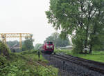 DB 215 018-3 mit E-3781 (Nijmegen - Kleve), aufgenommen am Bahnübergang beim Kanal in Kleve am 26.05.1991, 09.40u. Rechts sieht man den Abzweig der Hafenbahn, welcher noch bis ca 1997 befahren wurde. Scanbild 95635, Kodak Ektacolor Gold.