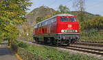 Nach erfolgtreicher Hauptuntersuchung mit Neulackierung Lokomotive 215 101-7 am 28.10.2022 in Rhöndorf mit Drachenfelsen und Drachenburg.