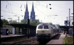 Vor der Kulisse des Kölner Dom rollte 215038 am 21.5.1992 um 14.36 Uhr mit drei Schnellzugwagen durch den Bahnhof Köln Deutz.
