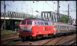 215135 erreichte hier am 21.5.1992 um 14.31 Uhr mit einem Silberling Zug den Deutzer Bahnhof in Köln.
