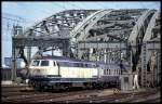 215039 fuhr am 21.5.1992 um 15.09 Uhr über die Hohenzollernbrücke kommend mit einer Silberling Garnitur in den Kölner HBF ein.