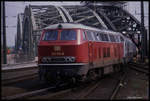 215134 mit einem Zug aus Trier verläßt hier am 26.4.1990 um 15.05 Uhr die Hohenzollernbrücke und fährt in den HBF Köln ein.