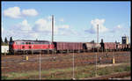 Im ehemaligen Grenzbahnhof Oebisfelde der DDR steht hier am 16.9.1990 DB 216181 vor einem Güterzug in Richtung Wolfsburg.