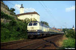 216129 fährt hier am 8.7.1991 um 18.36 Uhr mit dem E 3304 in Richtung Eberbach in Gundelsheim an der dortigen Deutschordensburg vorbei.
