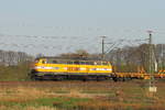 Die 216 032-3 der Fa. H. F. Wiebe fährt am 18.04.2018 durch Nassenheide.