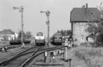 Am 24.5.1986 kreuzt  Heckeneilzug  E 3392 Frankfurt-Limburg-Au(Sieg)-Kln seinen Gegenzug E 3393 in Hachenburg. Zuglok des E 3392 ist die Gieener 216 136, den Gegenzug E 3393 schiebt 216 137, ebenfalls vom BW Gieen.