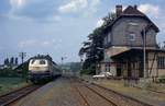 E 2329 Amsterdam - Bad Wildungen durchfährt mit 216 217 im Juli 1983 den Bahnhof  Bergheim-Giflitz.