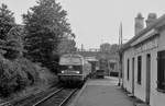 Nochmal Kassel-Kirchditmold im September 1979 mit Nahverkehrszug aus Eschwege. Im Zuge der Bauarbeiten für die Schnellfahrstrecke und damit verbundenen Neugestaltung des Bahnhofs Kassel-Wilhelmshöhe verschwand das ehemalige Bahngelände unter einer Geländeaufschüttung.