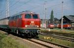 Bahnhof Stendal mit 216 221-2. Rechts im Bw stehen noch zwei Schwesterloks mit anderen Rot-Varianten. Schn, wenn man doch eine einheitliche Lackierung hat. Hinweis: eingescanntes Dia