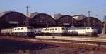 Kursbuchtitelbild aus den 1980er Jahren ? Nein, diese reinrassige  Epoche 4 - Parade  war im Sommer 1990 eine ganz normale Betriebssituation in Wiesbaden Hbf. Nebeneinander präsentieren sich 111 101, 141 214 und 216 125 in der Nachmittagssonne. Leider kann ich die von den einzelnen Loks damals gefahrenen Züge nicht mehr genau zuordnen. Die 216 dürfte über die Ländchesbahn nach Niedernhausen/Limburg gefahren sein, die 141 mit ihrem Nahverkehrszug nach Darmstadt und die 111 bespannte (meine ich aus der Erinnerung) einen der zahlreichen nach der Wende neu eingelegten Schnellzüge in die (damals noch !) DDR. 