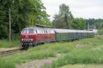 160 003 kommt hier mit einem Sonderzug zum Bahnhofsfest in Zarrentin in Bobzin an. 17.05.2008