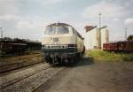 BR 216 102-4 beim rangieren im alten Bahnhof Eschwege. Schtzungsweise Frhjahr 1993 (Foto-Scan). Lang vor dem Rckbau der Gleisanlagen.