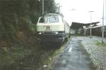 216 017-4 mit einer Regionalbahn in Richtung Fulda. aufgenommen in Gieen Sept. 1997. Foto Scan.
