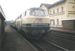 216 098-4 bringt zwei D-Zug Wagen nach Sontra fr die Panzerverladung. Sie bernimmt dann den Militrzug bis nach Bebra. Herbst 1995. Foto-Scan.