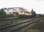 216 224-6, die brigens letztgebaute ihrer Art, auf dem Weg nach Wanfried. Hier am Gebudes des Bahnhofs Eschwege. Aufgenommen im Frhjahr 1996 (Foto Scan).

Heute steht von all dem, was das Foto zeigt, bis auf das Bahnhofsgebude nichts mehr. Wrde die Lok noch etwas weiter vorfahren, wrde sie heute das neue Parkhaus des Eschweger Stadtbahnhofs rammen.

Wei jemand etwas ber den Verlbelib dieser Lok? Existiert sie noch? Fr Hinweise wre ich dankbar.