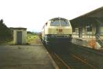 216 100-8 am alten Gterschuppen des Bahnhofs Eschwege. Aufgenommen im Herbst 1995. (Foto Scan).

Heute liegt dieses Gelnde vllig brach, alle auf dem Bild zu sehenden Gebude und Gleise sind abgerissen und der neue Stadtbahnhof Eschwege steht heute rechts des Gterschuppens.