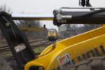 In Hagenow versteckt sich die 216 012 der Firma Wiebe hinter einem Radlader.